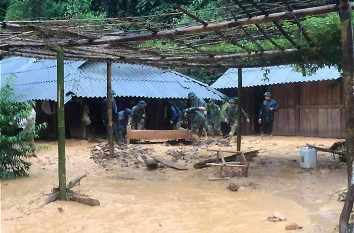 Cán bộ, chiến sĩ Đồn biên phòng Tây Trang giúp bà con bản Ca Hâu di chuyển đồ đạc, nhà cửa. Mưa lớn gây nhiều thiệt hại tại Điện Biên -0