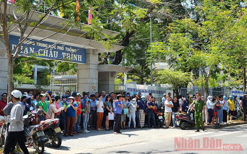 Phụ huynh đứng đợi con giữa trời nắng gắt. thidn3-1595049392852.jpg