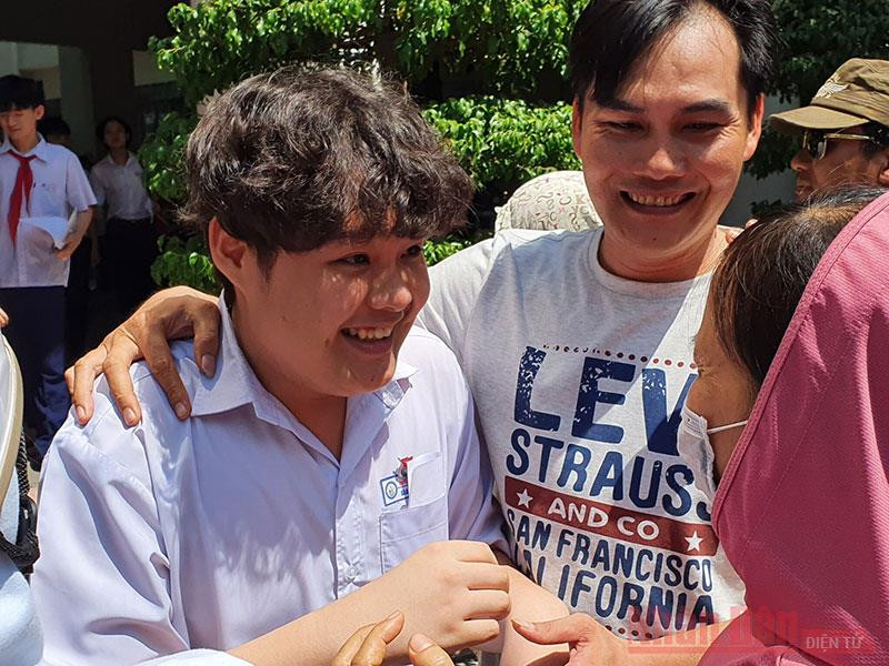 Các thí sinh kết thúc ca thi sáng nay. 61 thí sinh Đà Nẵng vắng thi trong môn đầu tiên -0