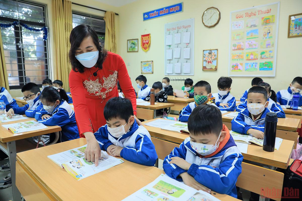 “Chắc hẳn nhiều người sẽ e ngại vì học sinh lớp 1 mới đến trường mấy tuần mà phải đọc, viết và hiểu nghĩa của những từ không quen thuộc như vậy”, PGS Bùi Mạnh Hùng bày tỏ. Thực hư việc sách Tiếng Việt lớp 1 bỏ dạy chữ “p”, “q” và các vần khó -0