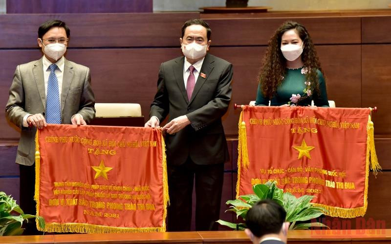 Phó Chủ tịch Thường trực Quốc hội Trần Thanh Mẫn trao Cờ Thi đua của Chính phủ cho các tập thể có thành tích xuất sắc. (Ảnh: Duy Linh). VLH_6365-1640955693855.jpg