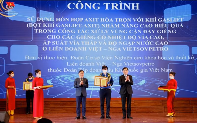 Công trình sử dụng hỗn hợp axit hòa trộn với khí gaslift của đoàn viên Vietsovpetro là 1 trong 10 công trình tiêu biểu xuất sắc nhất tại cuộc thi “Đổi mới, sáng tạo phát triển doanh nghiệp lần thứ II" năm 2021.