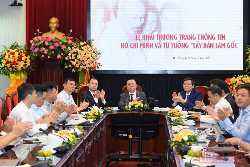 Các đại biểu tham dự buổi lễ. (Ảnh: THÀNH ĐẠT) Khai trương Trang thông tin đặc biệt Hồ Chí Minh và tư tưởng “lấy dân làm gốc” -0