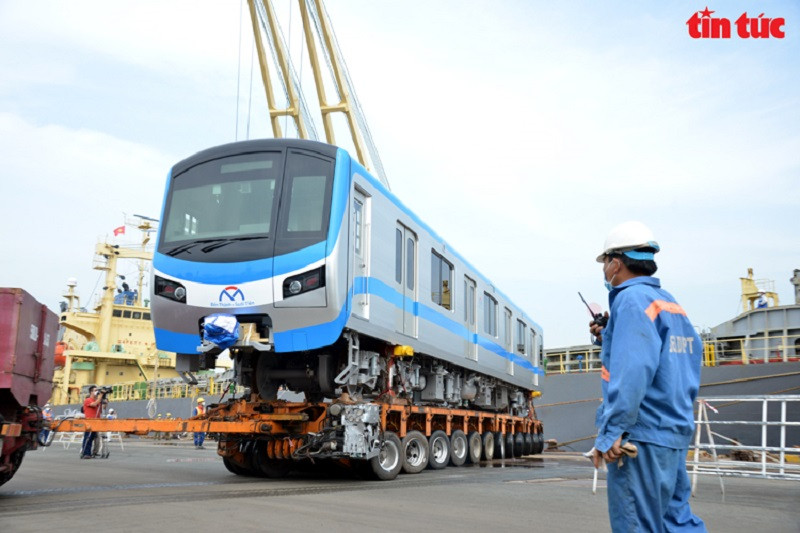 Đây là đoàn tàu loại 3 toa, dài 64,5 m, có thể chở tổng cộng 930 khách (147 khách ngồi và 783 khách đứng). (Ảnh: TTXVN) Bốn đoàn tàu của tuyến metro Bến Thành-Suối Tiên về đến Việt Nam -0