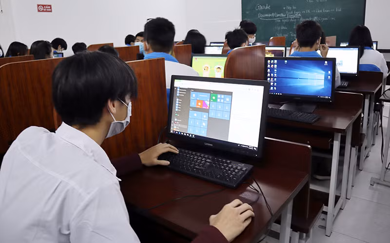 Giờ học tin học tại Trung tâm Giáo dục thường xuyên Hải Phòng.