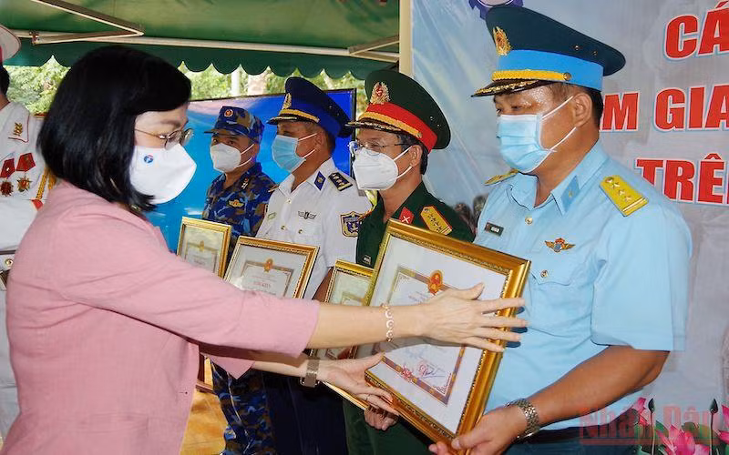 Phó Chủ tịch UBND tỉnh Đồng Nai Nguyễn Thị Hoàng trao bằng khen tặng các đơn vị quân đội.