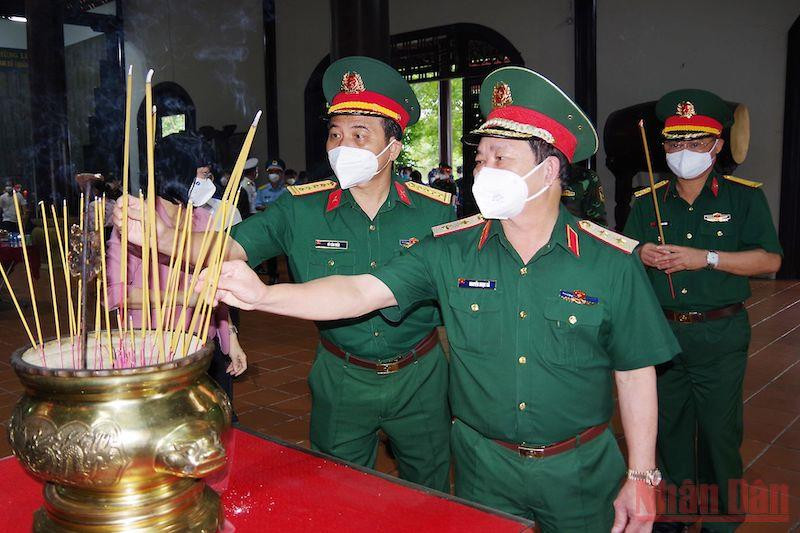 Chỉ huy các đơn vị quân đội thắp hương tại đền thờ Đại tướng Võ Nguyên Giáp. dongnaitrian3-1634384884510.jpeg