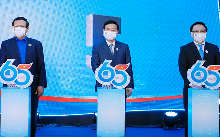 Đồng chí Võ Văn Thưởng và các đại biểu ấn nút khởi động hành trình "Đồng hành cùng 650 trẻ em mồ côi". Ảnh: NGỌC THẮNG