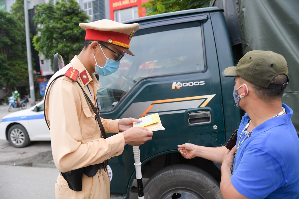 Cảnh sát giao thông trên toàn quốc đã đồng loạt ra quân tổng kiểm soát phương tiện giao thông đường bộ, từ hôm nay, 15-5. Trong thời gian thực hiện tổng kiểm soát, CSGT các đơn vị, địa phương được dừn