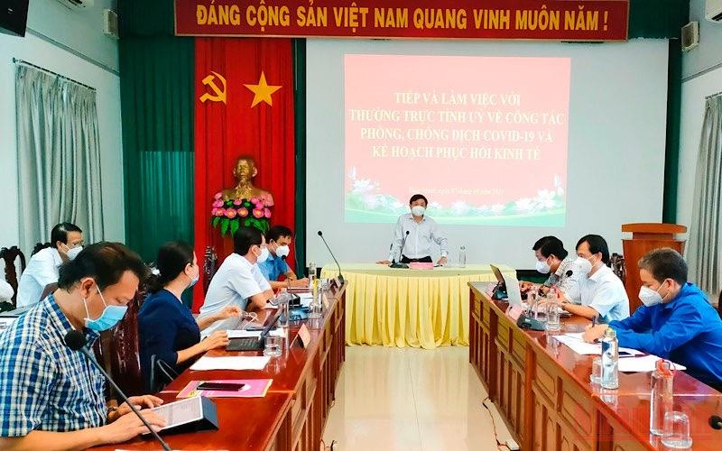Phó Bí thư Thường trực Tỉnh ủy Đồng Tháp Phan Văn Thắng đánh giá cao việc thực hiện mục tiêu kép của Tháp Mười. F0748194_1228_4450_B256_AFC1D7C-1634269926798.jpeg