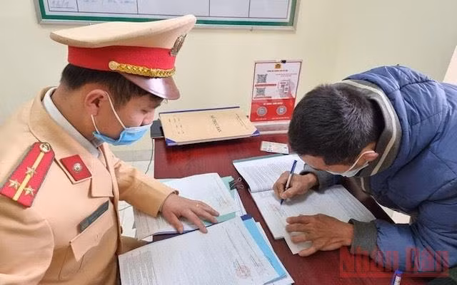 Cảnh sát lập biên bản đối tượng có hành vi chèo kéo khách đi vãn cảnh chùa Hương.