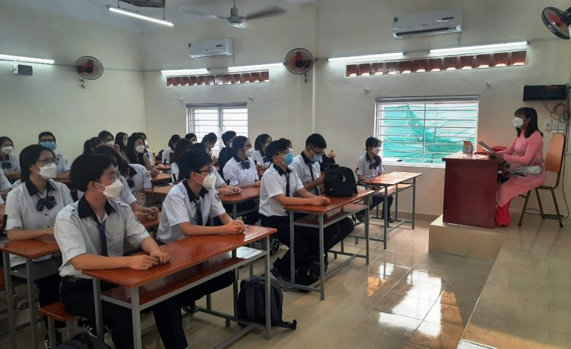 Học sinh khối 10 Trường THPT Bùi Thị Xuân, quận 1, TP Hồ Chí Minh trở lại học trực tiếp sau thời gian dài học trực tuyến để phòng, chống dịch bệnh. 680 nghìn học sinh khối lớp 7, 8, 10 và 11 ở TP Hồ Chí Minh đi học trở lại -0