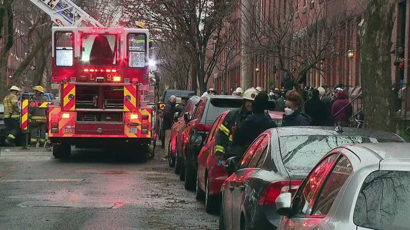 Ngọn lửa bùng phát bên trong một ngôi nhà gồm 2 căn hộ. (Nguồn: fox2detroit.com)