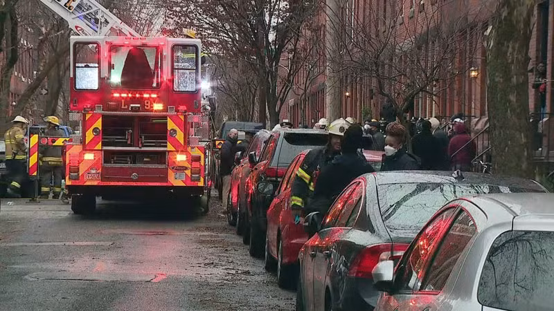 Ngọn lửa bùng phát bên trong một ngôi nhà gồm 2 căn hộ. (Nguồn: fox2detroit.com)