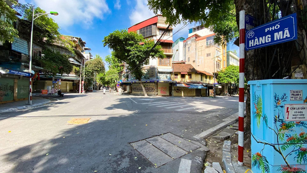 Ngã tư Hàng Mã – Hàng Lược vốn tấp nập kẻ mua người bán thì nay cũng vắng bóng người qua lại. 4hangma_ram_thang_7-1629612239124.jpeg