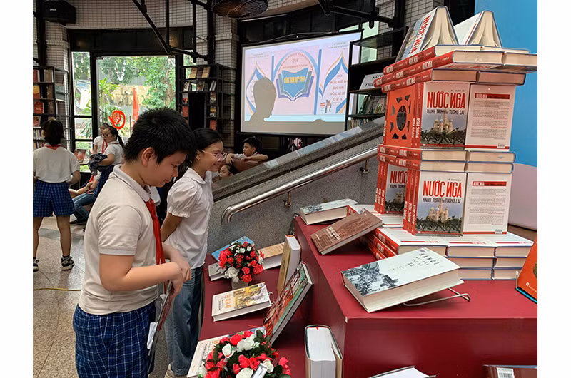 Các em học sinh tham gia hoạt động trong khuôn khổ chương trình “Sách - Bầu trời tri thức”.