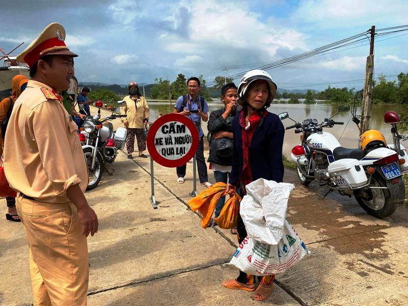 Công an huyện Tuy An lập chốt ngăn người và phương tiện qua lại đoạn qua xã An Định trên tuyến ĐT 641 Tuy An - Đồng Xuân, Phú Yên. Phú Yên nỗ lực cứu dân trong lũ -0