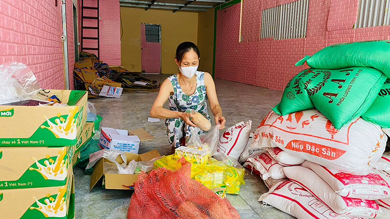 Chị Hải đóng gói từng phần quà chuyển đến cho những hoàn cảnh khó khăn. Cần lắm, tình người trong tâm dịch -0