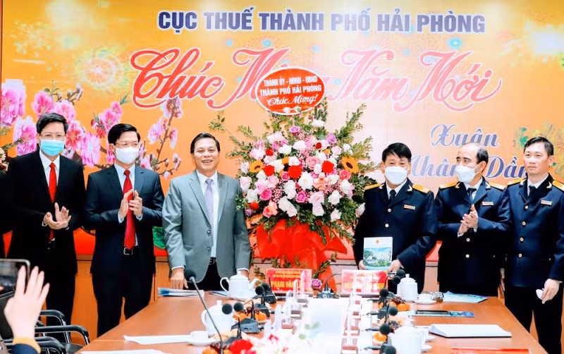 Chủ tịch UBND thành phố Hải Phòng biểu dương, động viên cán bộ, nhân viên Cục Thuế Hải Phòng về thành tích thu ngân sách nội địa năm 2021.