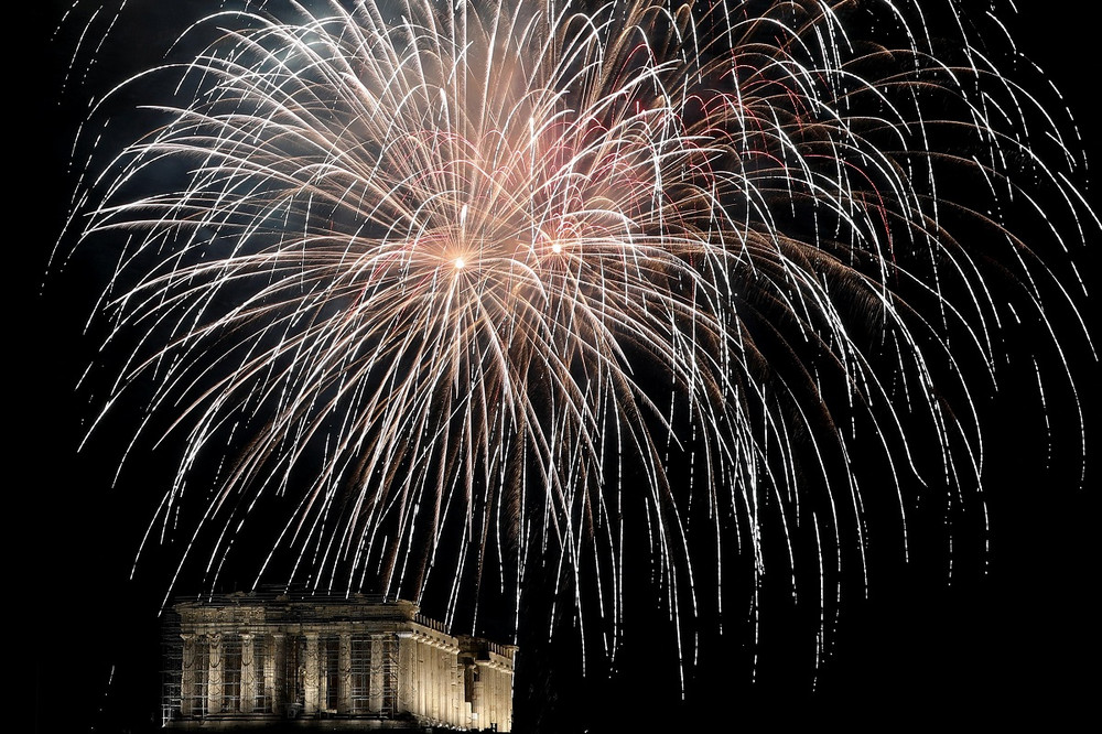 Đền cổ Parthenon rực rỡ trong khoảnh khắc bước sang năm mới 2022. (Ảnh: Reuters) Thế giới chào năm mới 2022 trong bối cảnh thắt chặt quy định phòng, chống dịch Covid-19 -0