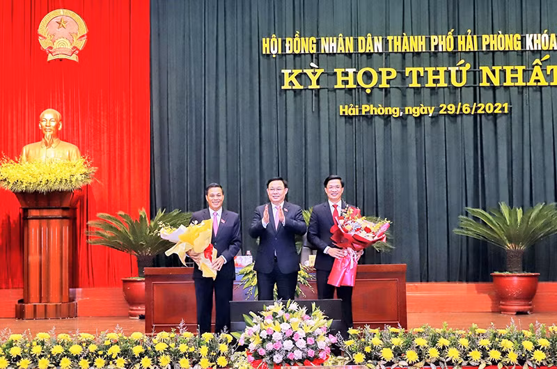 Chủ tịch Quốc hội Vương Đình Huệ tặng hoa, chúc mừng tân Chủ tịch HĐND thành phố Hải Phòng khóa XVI Phạm Văn Lập và đồng chí Nguyễn Văn Tùng tái đắc cử chức vụ Chủ tịch UBND thành phố Hải Phòng khóa XVI. 