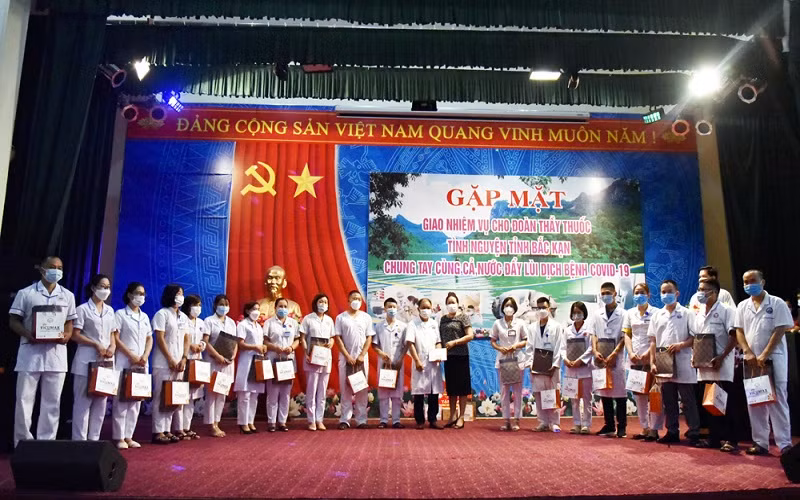 Tặng quà, động viên đoàn công tác lên đường thực hiện nhiệm vụ. 