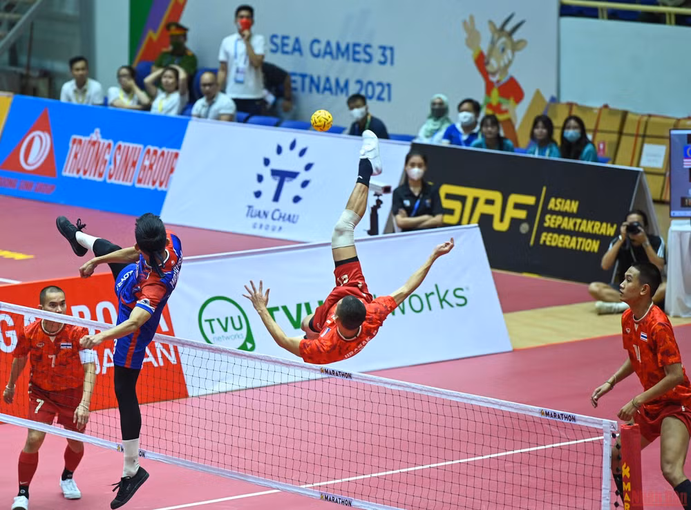Vận động viên cầu mây phô diễn kỹ thuật tại đấu trường SEA Games 31 -0