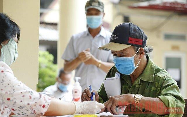 Chi trả tiền hỗ trợ dịch Covid-19 cho các đối tượng người có công và bảo trợ xã hội ở quận Đống Đa, Hà Nội (Ảnh minh họa: Duy Linh).