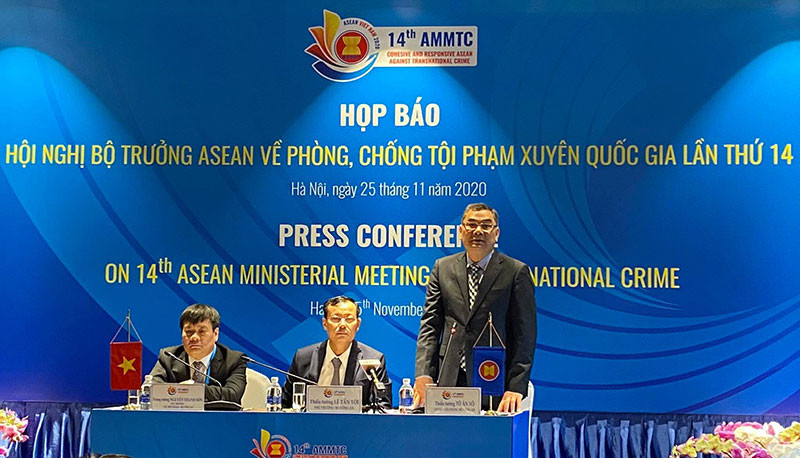 Lãnh đạo Bộ Công an trả lời một số câu hỏi của phóng viên các cơ quan thông tấn báo chí. (Ảnh: LÊ TÚ)