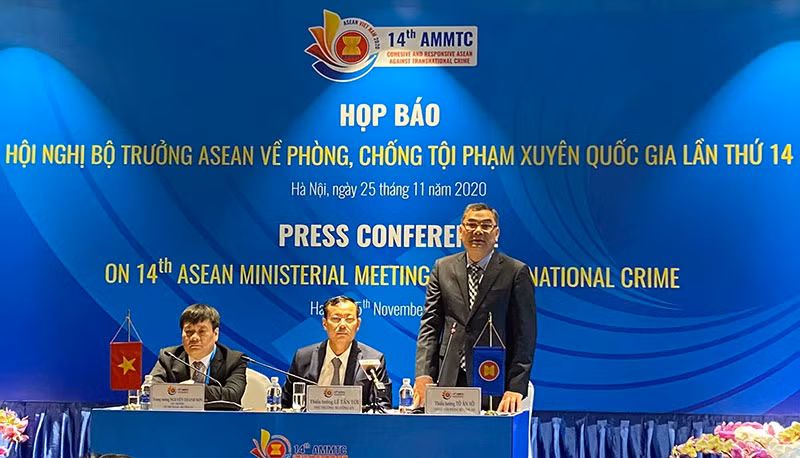 Lãnh đạo Bộ Công an trả lời một số câu hỏi của phóng viên các cơ quan thông tấn báo chí. (Ảnh: LÊ TÚ)