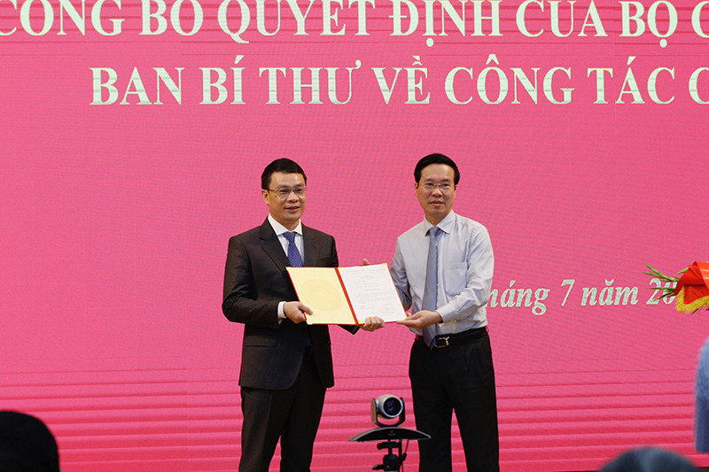 Đồng chí Võ Văn Thưởng trao quyết định cho đồng chí Đặng Khánh Toàn. Triển khai quyết định của Bộ Chính trị, Ban Bí thư về công tác cán bộ -0