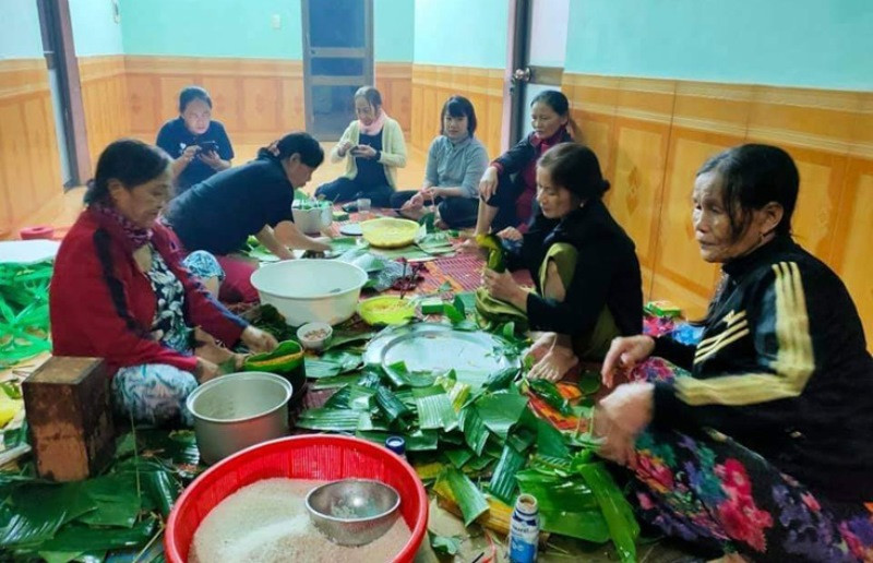 Nơi thiếu thực phẩm thì các bà, các mẹ gói bánh gửi cho bà con vùng lũ. Quảng Bình tập trung toàn lực lo lương thực, nước uống cho người dân vùng lũ -0