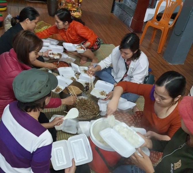 Nhóm thiện nguyện ở Lộc Ninh, TP Đồng Hới chuẩn bị cơm đưa đến cho người dân vùng lũ Lệ Thủy. Quảng Bình tập trung toàn lực lo lương thực, nước uống cho người dân vùng lũ -0