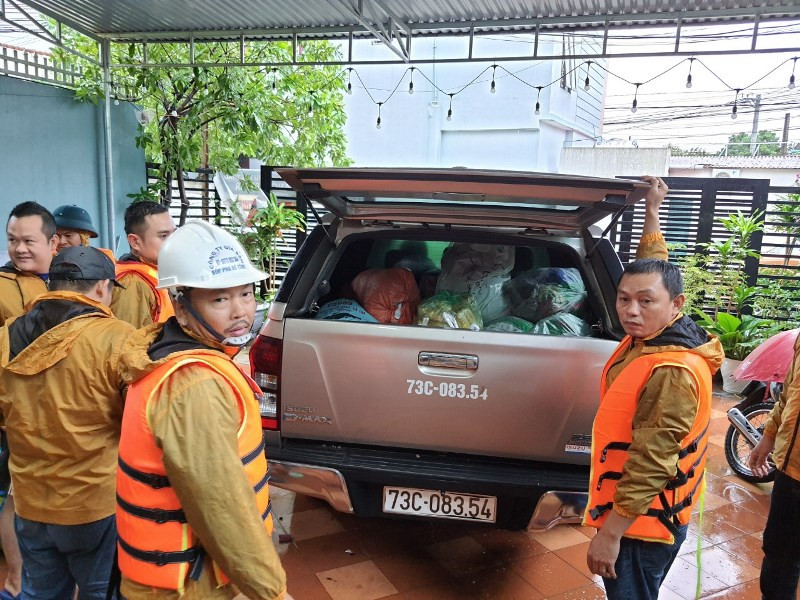 Nhóm bạn trẻ ở TP Đồng Hới đưa cơm đên với người dân vùng lũ Lệ Thủy. Quảng Bình tập trung toàn lực lo lương thực, nước uống cho người dân vùng lũ -0