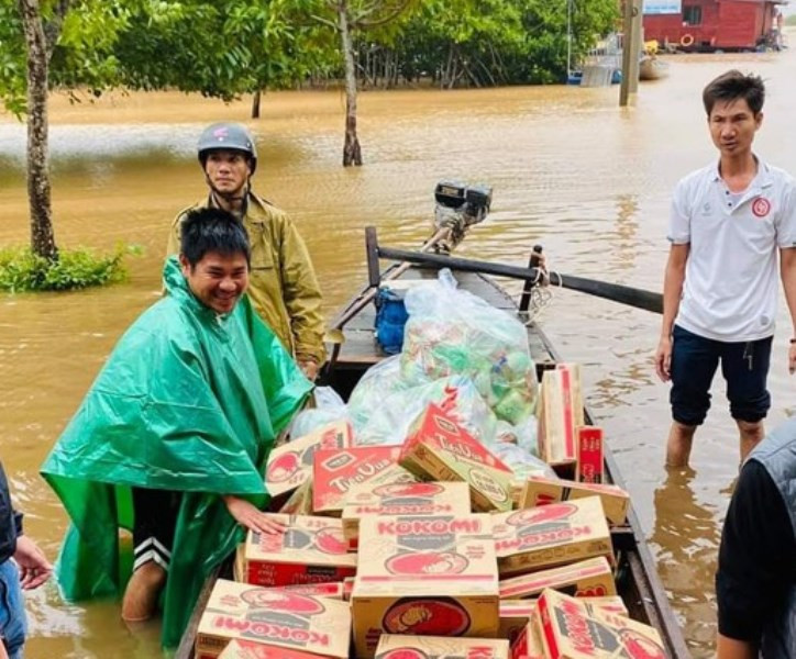 Một nhóm thiện nguyện dùng thuyền chở mì tôm cứu trợ người dân mắc kẹt giữa dòng nước lũ. Quảng Bình tập trung toàn lực lo lương thực, nước uống cho người dân vùng lũ -0