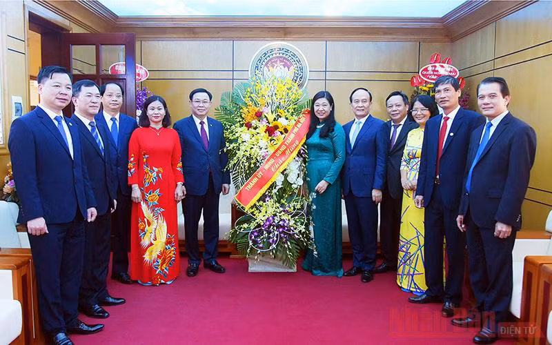 Đồng chí Vương Đình Huệ, Ủy viên Bộ Chính trị, Bí thư Thành ủy và các đồng chí lãnh đạo thành phố tặng hoa chúc mừng MTTQ Việt Nam thành phố Hà Nội nhân kỷ niệm 90 năm Ngày truyền thống. Ảnh: Duy Linh