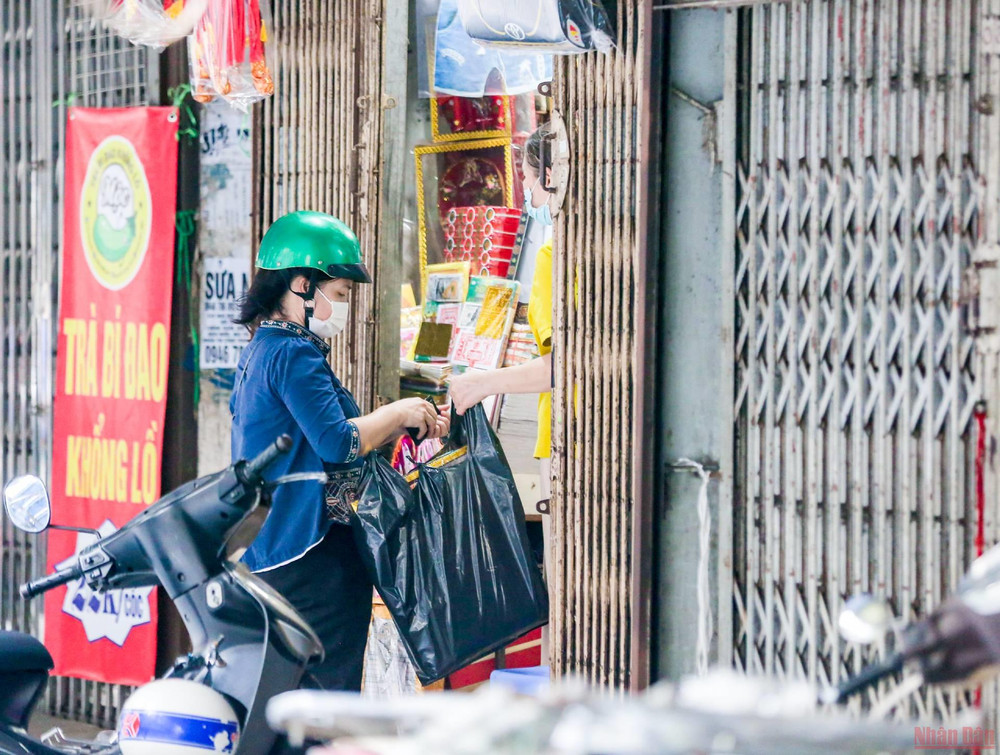 Ghi nhận trong sáng nay, có một số người dân đã tới đây để mua đồ vàng mã. Hầu hết đều là những người sinh sống trong phố cổ. 9hangma_ram_thang_7-1629612240889.jpeg