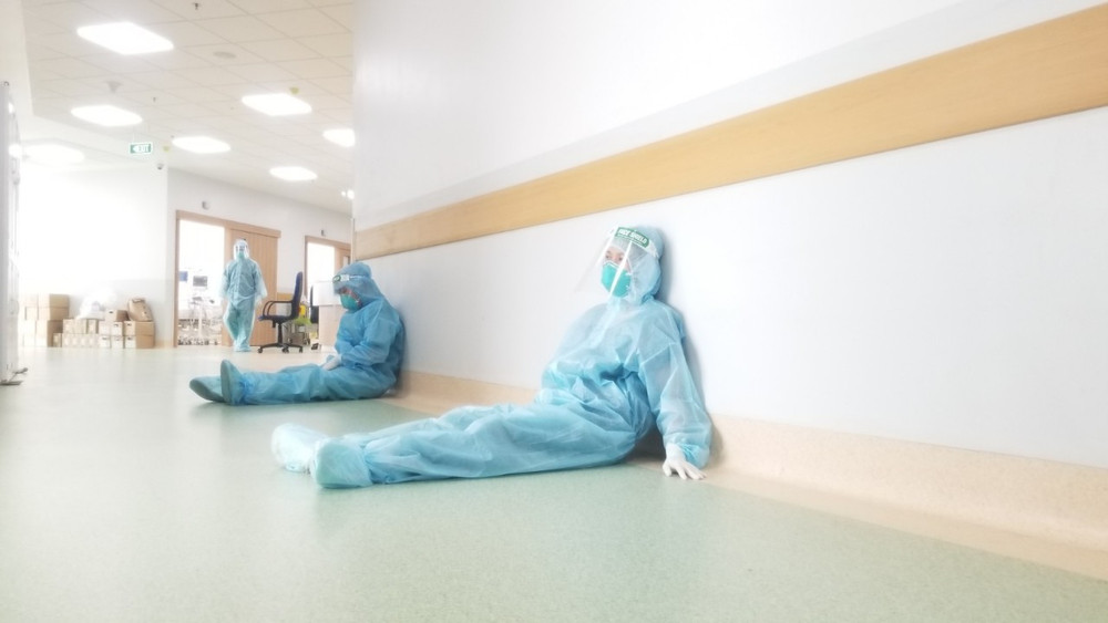Trong cuộc chiến này, có nhiều nhân viên y tế đã quá mệt mỏi, kiệt sức. Bạn hãy ở nhà, vì sự an toàn của tuyến đầu chống dịch -0