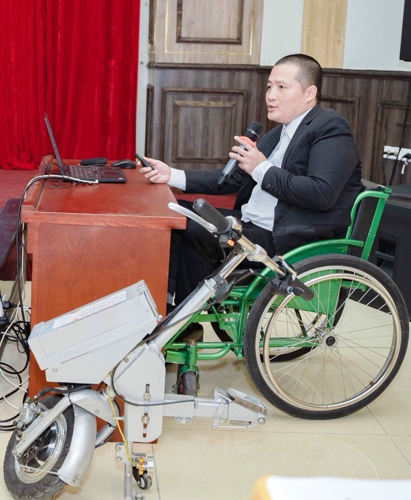 Tác giả Lê Huy Tích giới thiệu sáng kiến "Đầu kéo xe lăn dành cho người khuyết tật". 20 sáng kiến phát triển bền vững vì cộng đồng -0
