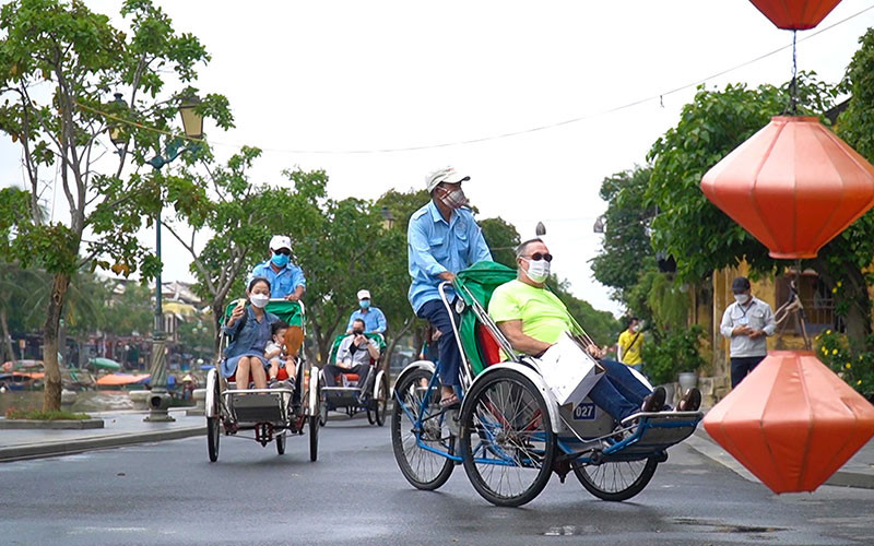 Du khách tham quan khu phố cổ Hội An (Quảng Nam). Du lịch miền trung khởi sắc -0
