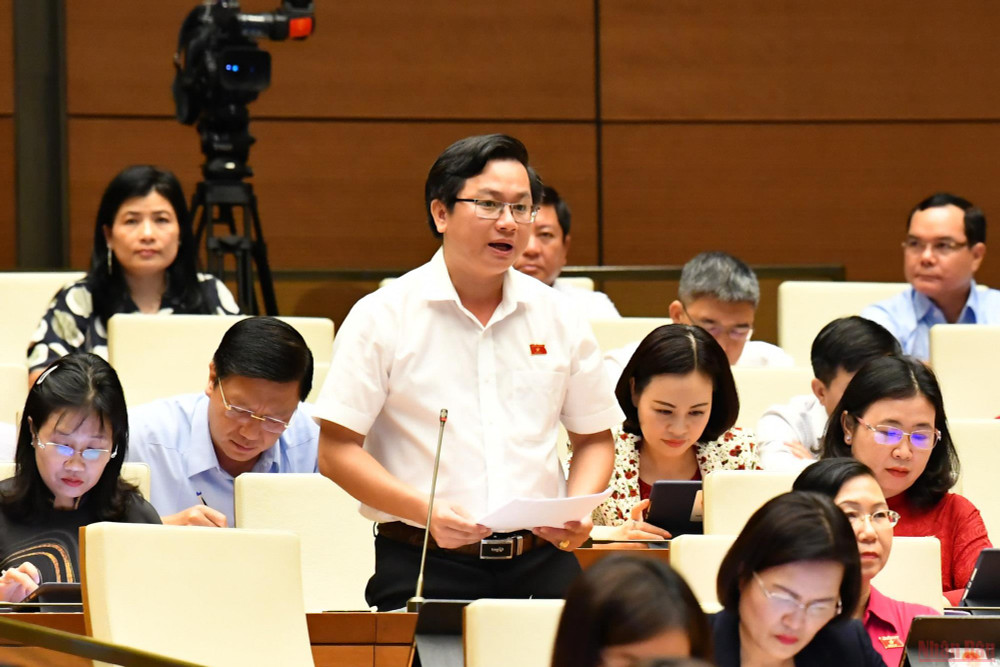 Đại biểu Trần Quốc Quân nêu ý kiến đóng góp tại phiên thảo luận của Quốc hội sáng 14/6. (Ảnh: NGUYÊN KHOA) Quy định chế tài cụ thể bảo đảm dân giám sát, dân thụ hưởng -0