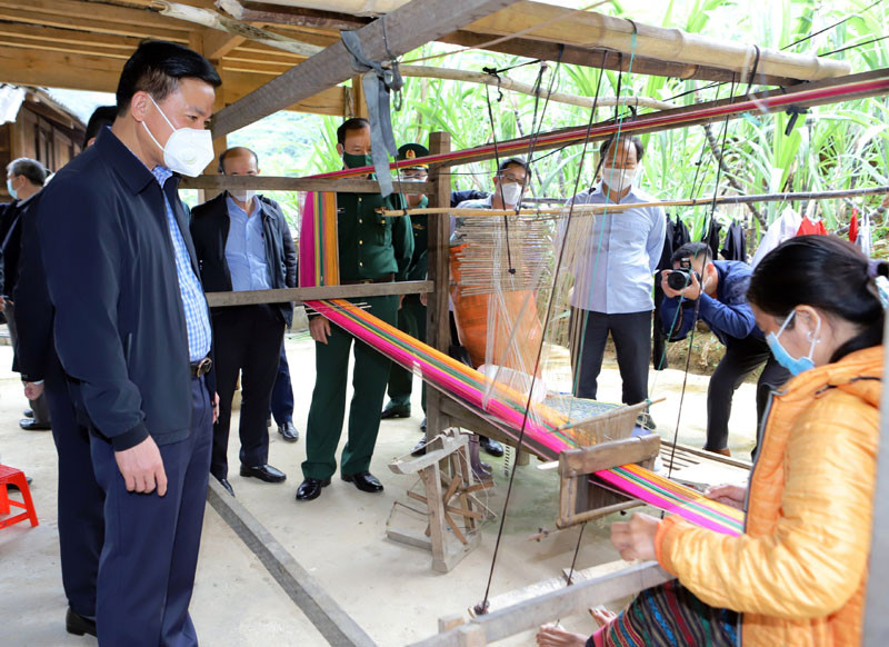 Bí thư Tỉnh ủy Thanh Hóa cùng các thành viên đoàn công tác tham quan mô hình dệt thổ cẩm ở bản Na Hào, xã Mường Chanh, huyện Mường Lát. Thanh Hóa nỗ lực bảo vệ sức khỏe nhân dân, tích cực phát triển kinh tế-xã hội -1