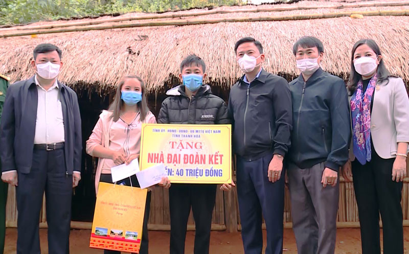 Bí thư Tỉnh ủy Thanh Hóa (thứ 3 từ phải sang) cùng Mặt trận Tổ quốc tỉnh trao tiền hỗ trợ xây dựng nhà Đại đoàn kết cho hộ nghèo ở bản Kéo Hượn, xã Nhi Sơn, huyện Mường Lát.