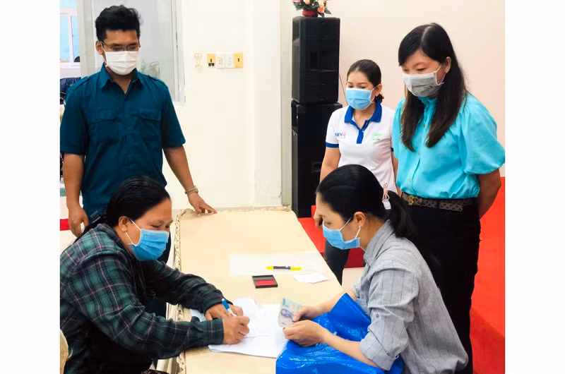 Người bán vé số dạo ở TP Phú Quốc (Kiên Giang) nhận tiền hỗ trợ từ chính quyền cơ sở.