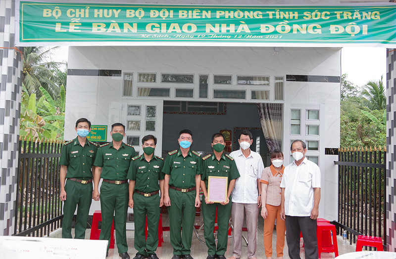 Đại diện lãnh đạo Bộ đội Biên phòng Sóc Trăng và chính quyền địa phương chụp hình lưu niệm cùng gia đình đồng chí Lâm Chí Dũng tại buổi bàn giao nhà. Trao nhà đồng đội cho quân nhân có hoàn cảnh khó khăn -0