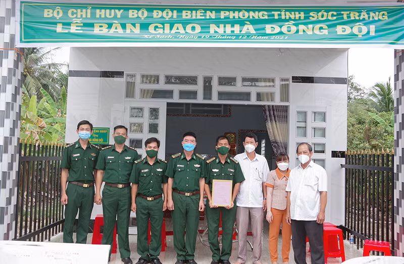 Trao nhà đồng đội cho quân nhân có hoàn cảnh khó khăn -0