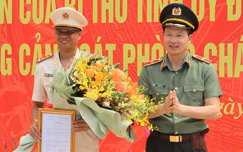 Thiếu tướng Vũ Hồng Văn trao Quyết định của Bộ trưởng Công an về thăng quân hàm vượt cấp cho Đại úy Thái Ngô Hiếu.