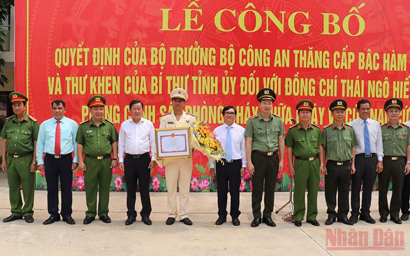 Lãnh đạo Tỉnh ủy, Ủy ban nhân dân tỉnh Đồng Nai chúc mừng đồng chí Thái Ngô Hiếu. Trao quyết định thăng quân hàm vượt cấp, khen thưởng đột xuất đồng chí Thái Ngô Hiếu -0