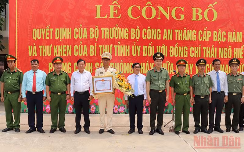Trao quyết định thăng quân hàm vượt cấp, khen thưởng đột xuất đồng chí Thái Ngô Hiếu -0