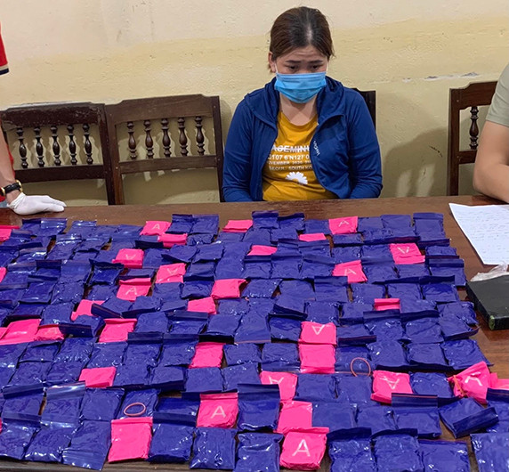 Đối tượng Vi Thị Thu cùng tang vật. Triệt xóa đường dây vận chuyển, mua bán trái phép chất ma túy số lượng lớn -0